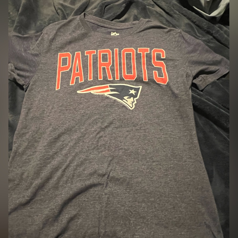 Medium Patriots shirt. Preowned. Good condition.‎ Purchased from NFL Shop
